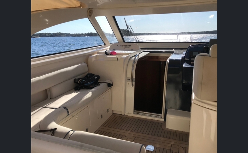 Cayman 38 WA Walkaround-kuva-3